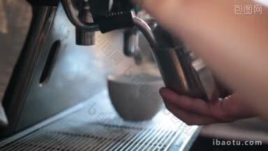 咖啡师用专业设备用手蒸牛奶制作卡布奇诺的特写